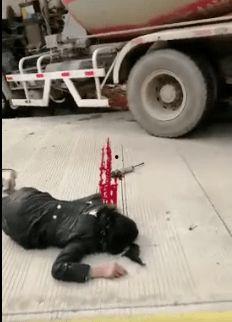 爆料撞摩托车妇女视频,网友热议安全出行  第1张